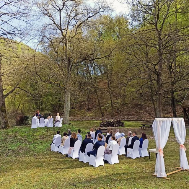 Erdei ceremónia🌳🌲
Forest ceremony

#esküvő #erdeiesküvő #forestwedding #forestceremony #eskuvohangositas #esküvő2022 #visegrad #apatkutivadaszhaz #szertartás #eskuvoceremonia #uwave.hu