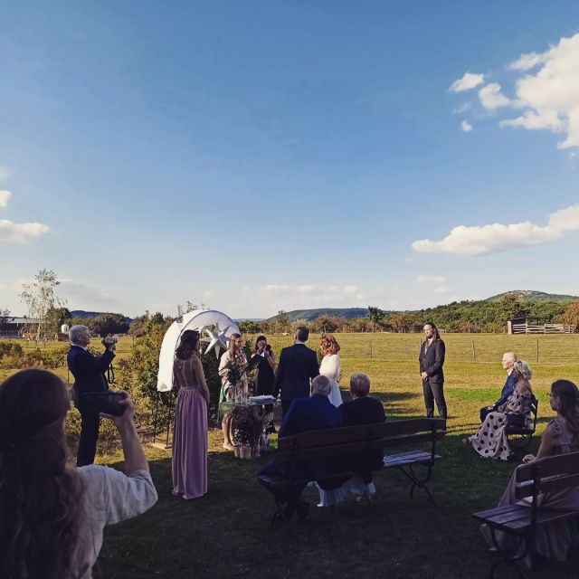 Tanyasi esküvőn
Countryside ceremony🐐🐖🐎

#hangfalbérlés  #uwave #esküvő #vidékiesküvő #szertartás #eskuvoceremonia #szabadtériszertartás #uwave_hu